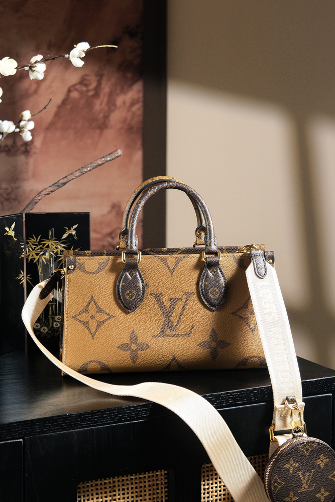 LOUIS VUITTON ONTHEGO EAST WEST M46653 (25*13*10cm)