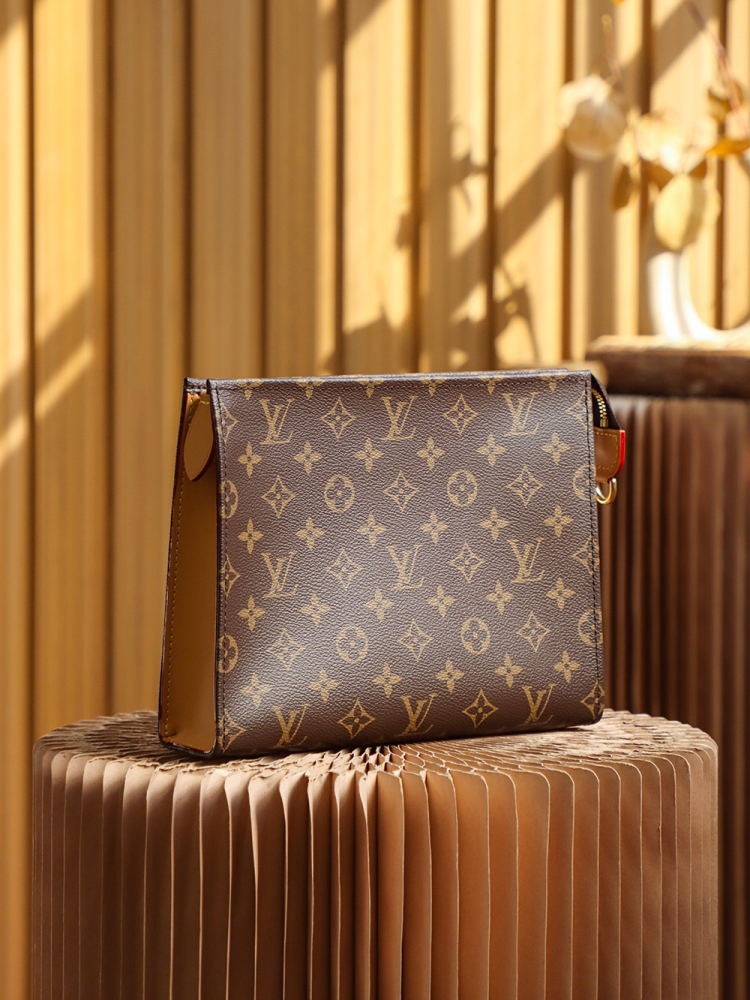 LOUIS VUITTON TOILETRY POUCH ON CHAIN M81412 (25*20*5.5cm)