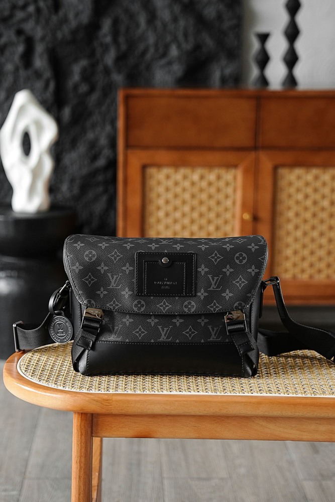 LOUIS VUITTON MESSENGER PM VOYAGER BAG M40511 (32*23*9cm)