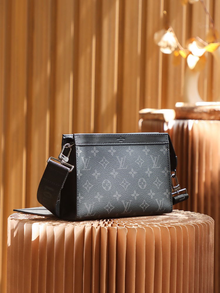 LOUIS VUITTON GASTON WEARABLE WALLET M81124 (22*14*5cm)