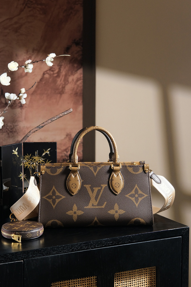 LOUIS VUITTON ONTHEGO EAST WEST M46653 (25*13*10cm)
