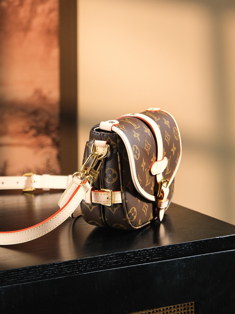 LOUIS VUITTON SAUMUR BB M46740 (20*16*7.5cm)