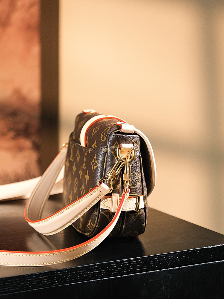 LOUIS VUITTON SAUMUR BB M46740 (20*16*7.5cm)