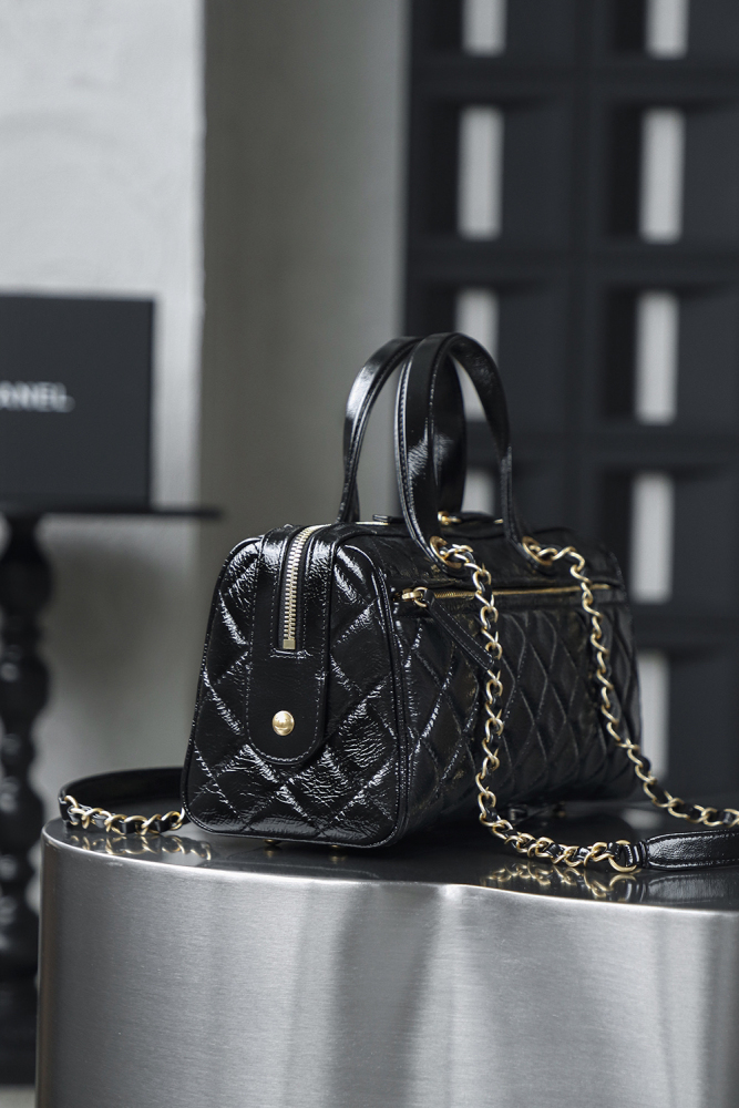 CHANEL 25A catwalk model wrinkled lacquered cowhide bowling large size