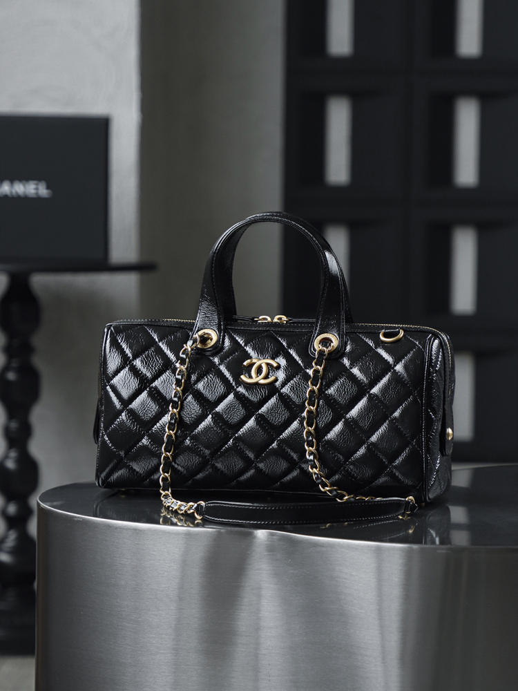 CHANEL 25A catwalk model wrinkled lacquered cowhide bowling large size