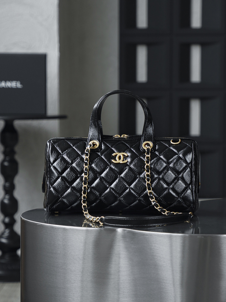 CHANEL 25A catwalk model wrinkled lacquered cowhide bowling large size