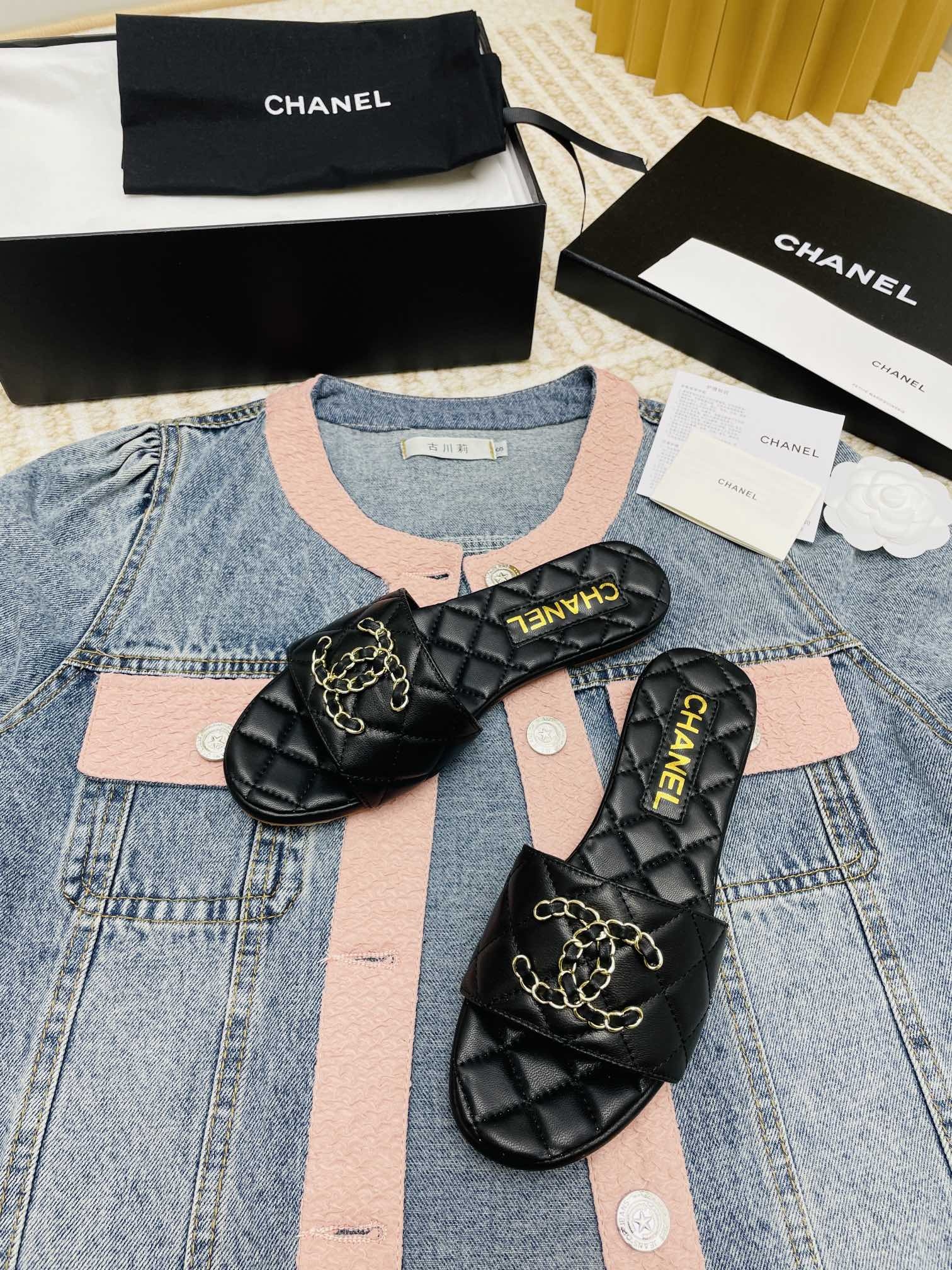 CHANEL slippers