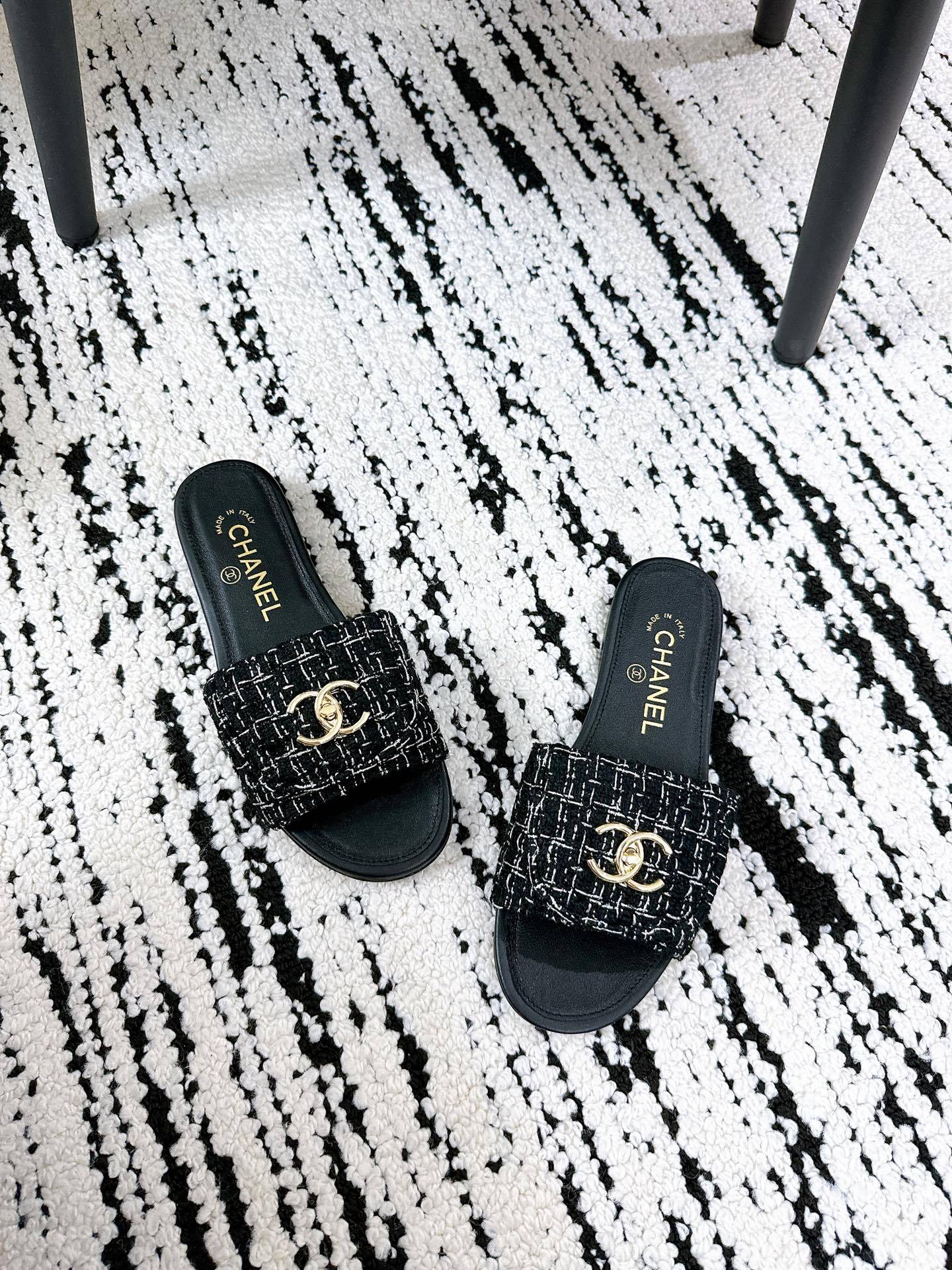 CHANEL slippers