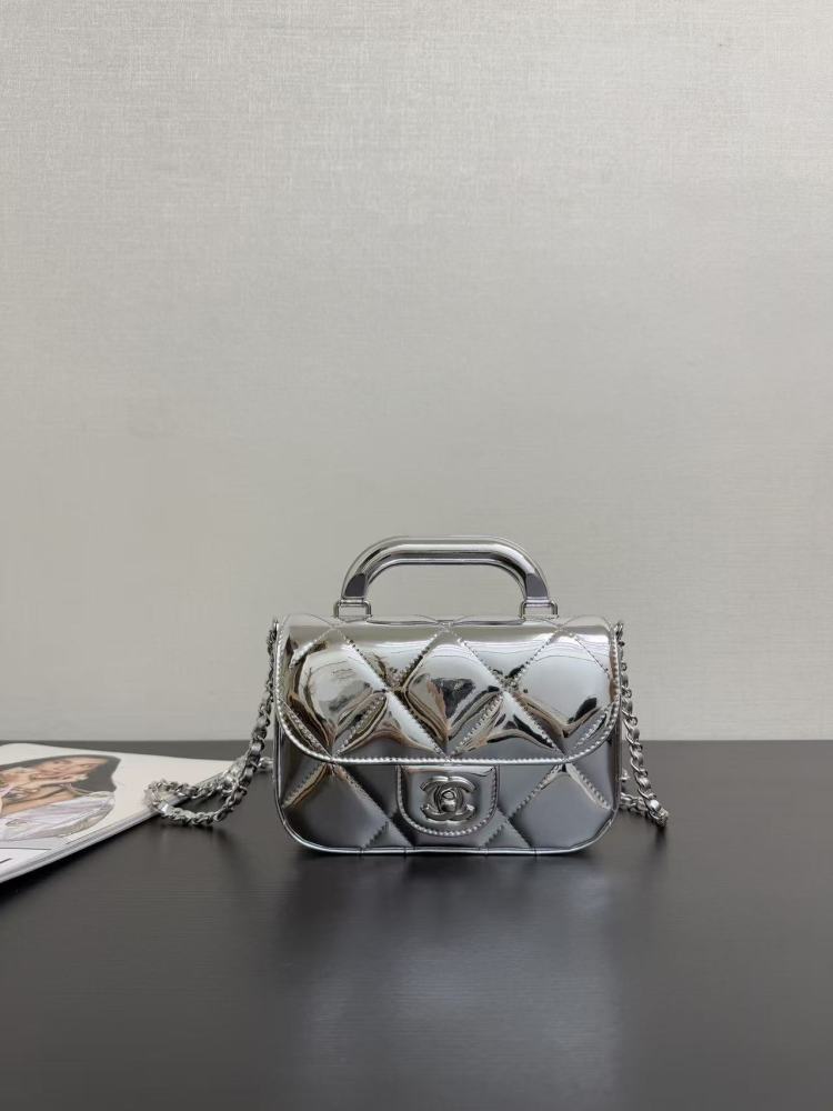 CHANEL 25K / Patent leather / 30cm / 18cm