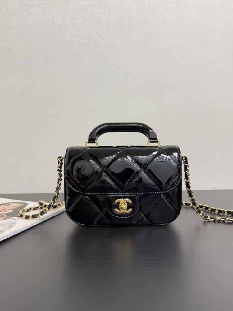 CHANEL 25K / Patent leather / 30cm / 18cm