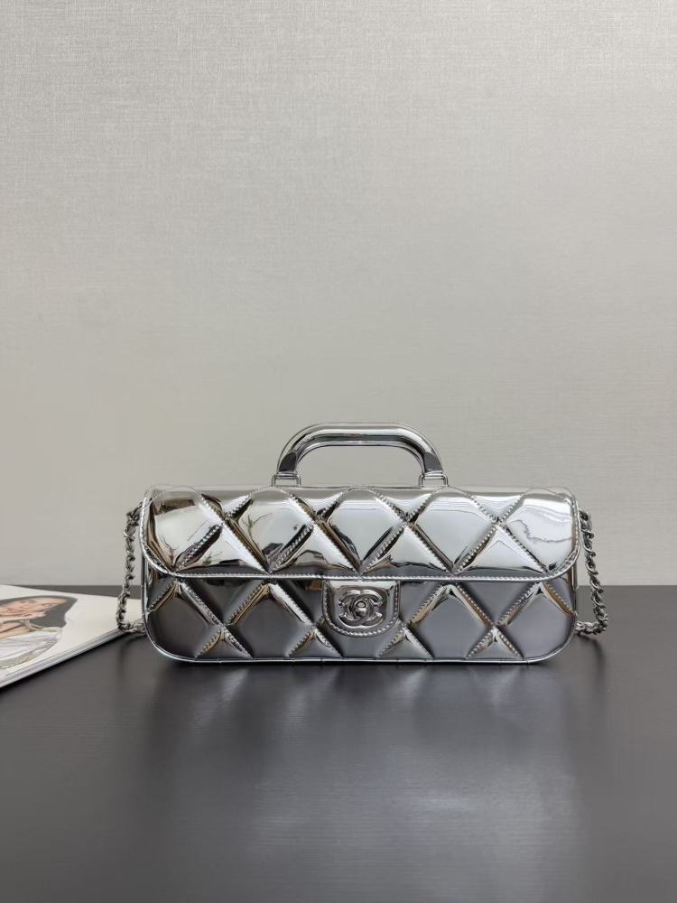 CHANEL 25K / Patent leather / 30cm / 18cm