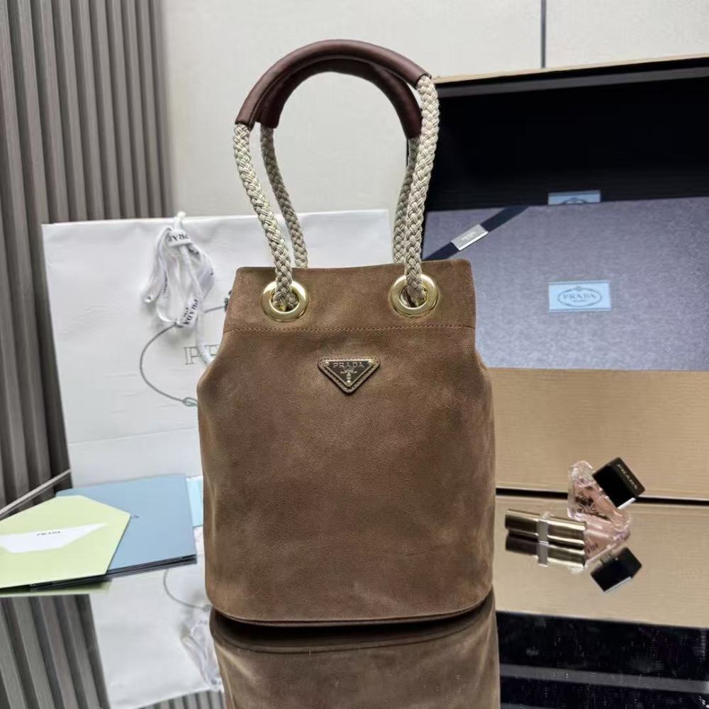 PRADA Mariner bag, made of leather and nylon, 28cm.