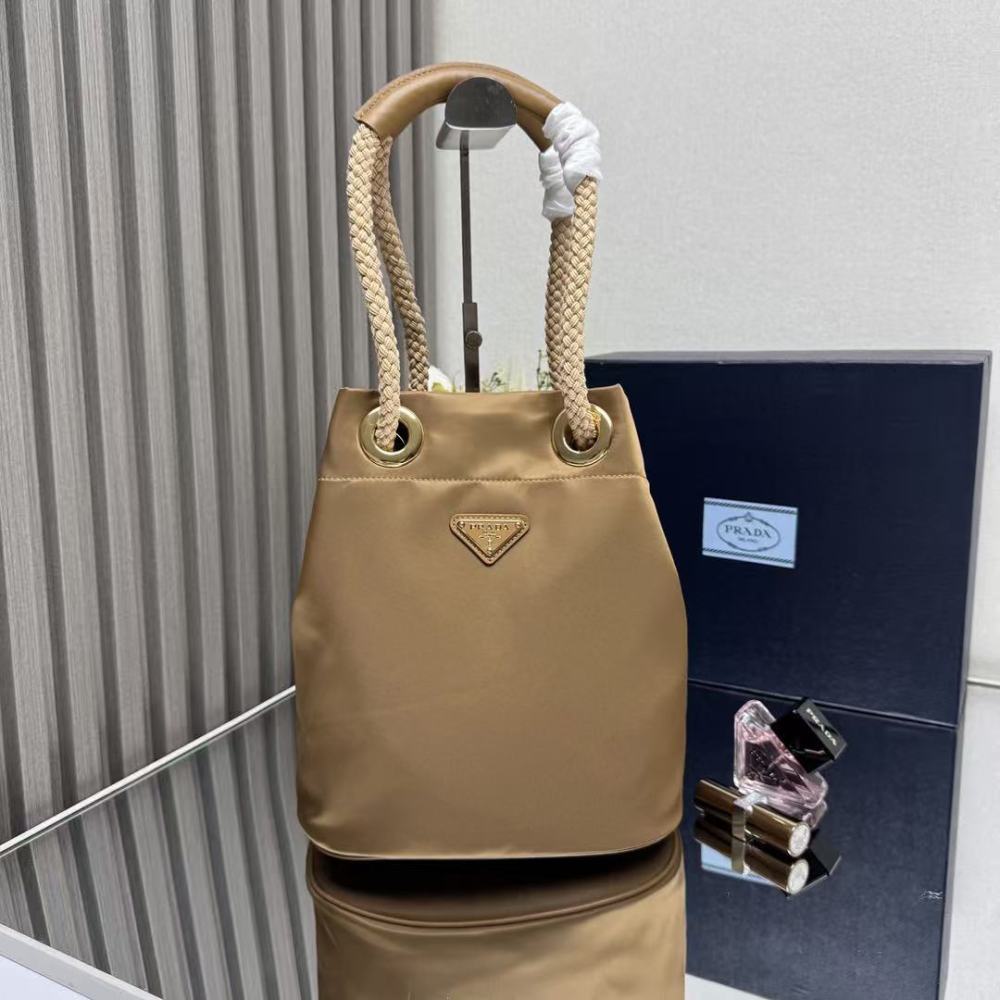 PRADA Mariner bag, made of leather and nylon, 28cm.