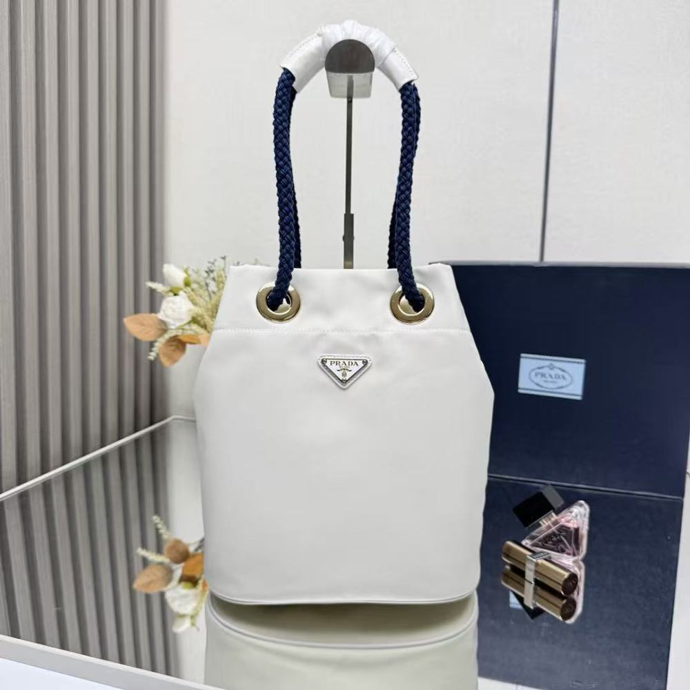 PRADA Mariner bag, made of leather and nylon, 28cm.