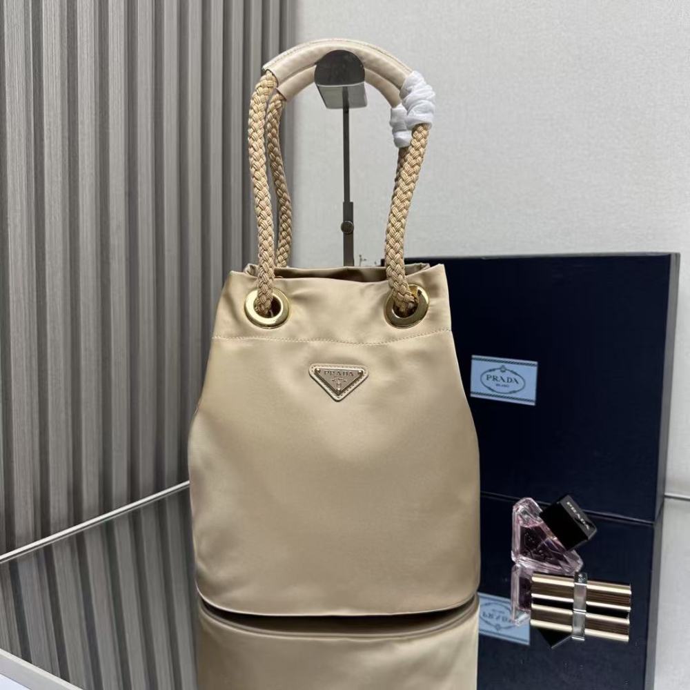 PRADA Mariner bag, made of leather and nylon, 28cm.