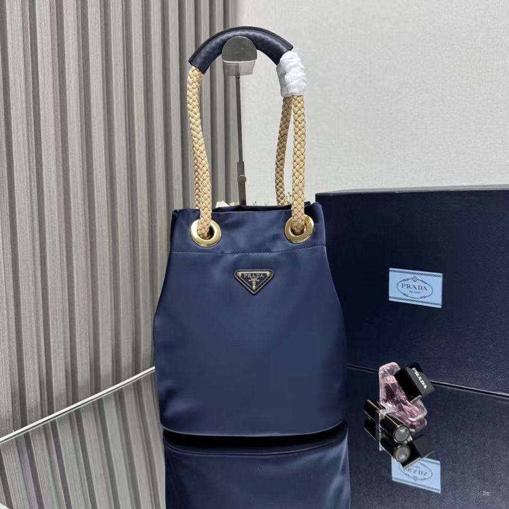PRADA Mariner bag, made of leather and nylon, 28cm.
