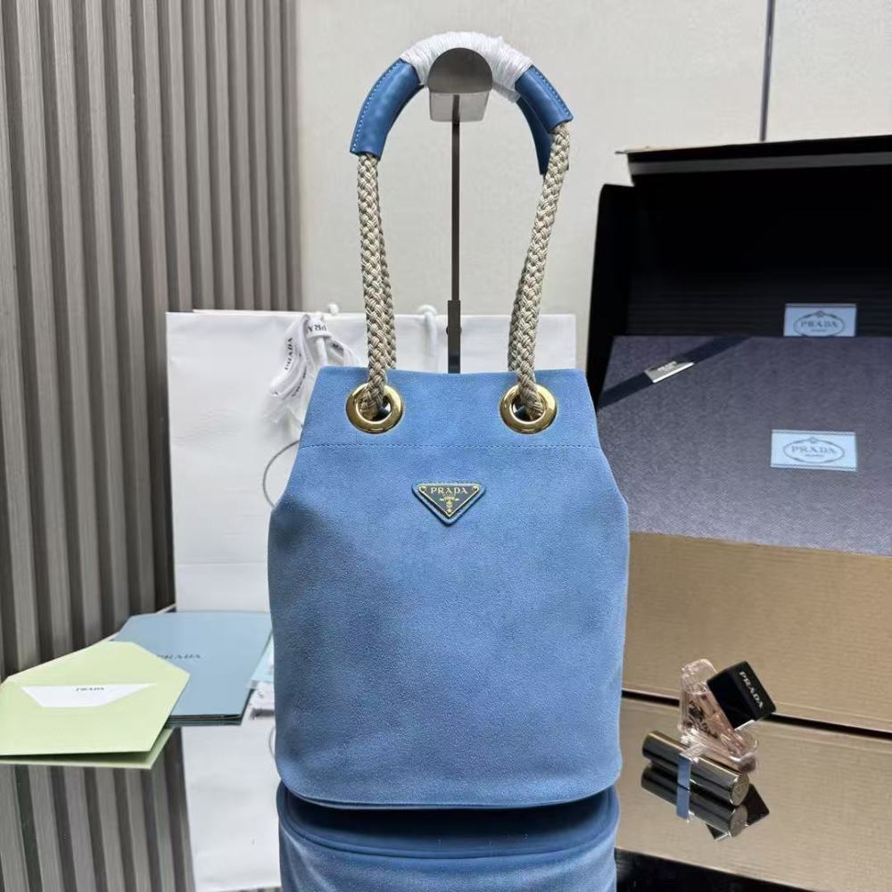 PRADA Mariner bag, made of leather and nylon, 28cm.