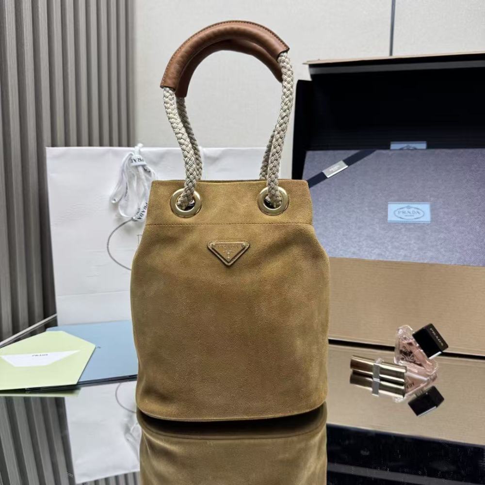 PRADA Mariner bag, made of leather and nylon, 28cm.