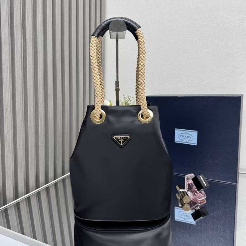 PRADA Mariner bag, made of leather and nylon, 28cm.