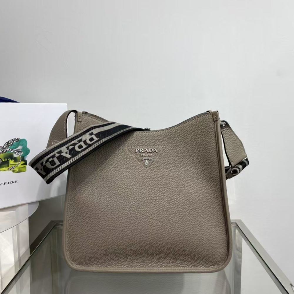 Prada messenger bag / cowhide leather / 30CM