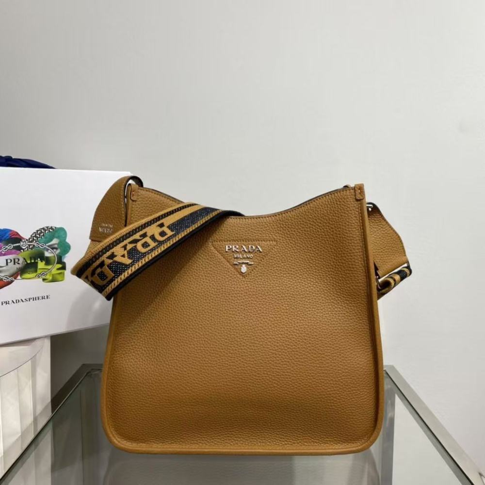Prada messenger bag / cowhide leather / 30CM