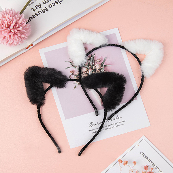 ملابس داخلية فاخرة بأذنين قصيرتين من القطط، وشريط شعر من الدانتيل الناعم للنساء