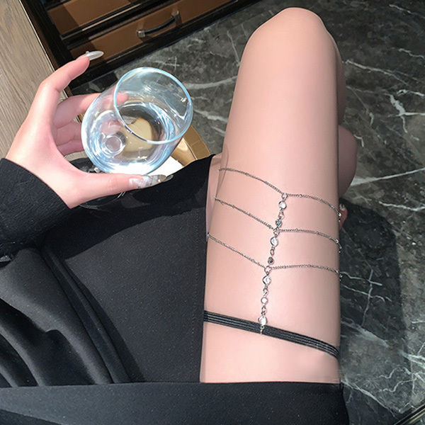 ملابس داخلية حسية بحتة بثلاث طبقات من الأهداب والكريستال على الساقين مع زخارف من السبائك المعدنية