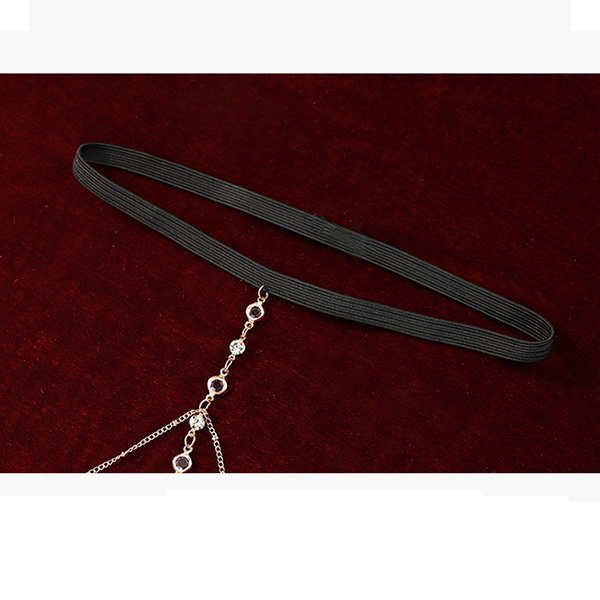 ملابس داخلية حسية بحتة بثلاث طبقات من الأهداب والكريستال على الساقين مع زخارف من السبائك المعدنية