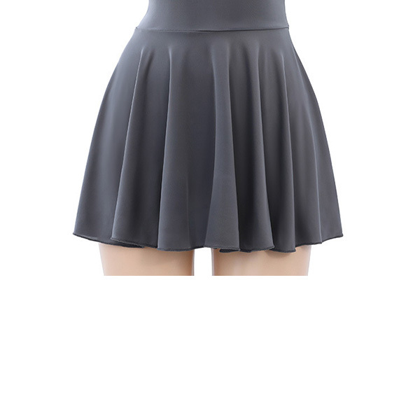 فستان حريري ناعم ومثير برقبة حبال وملابس داخلية مع صدر مغري وقميص نوم بمقاس كبير