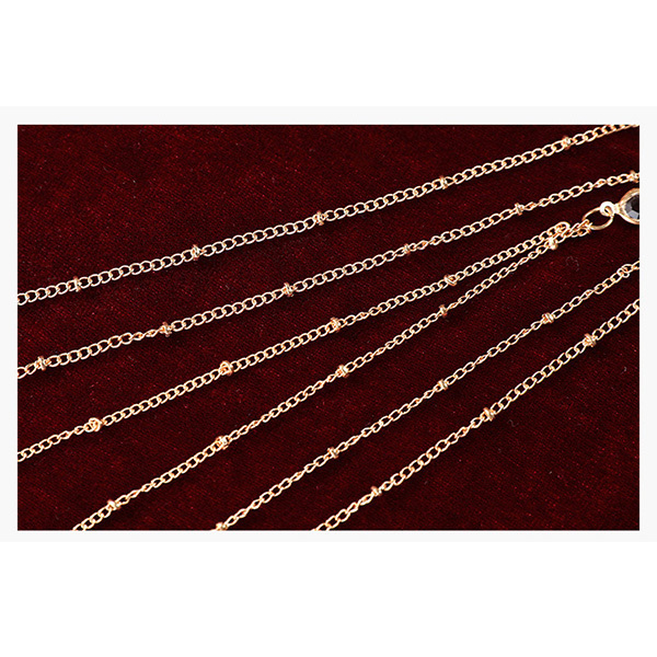 ملابس داخلية حسية بحتة بثلاث طبقات من الأهداب والكريستال على الساقين مع زخارف من السبائك المعدنية