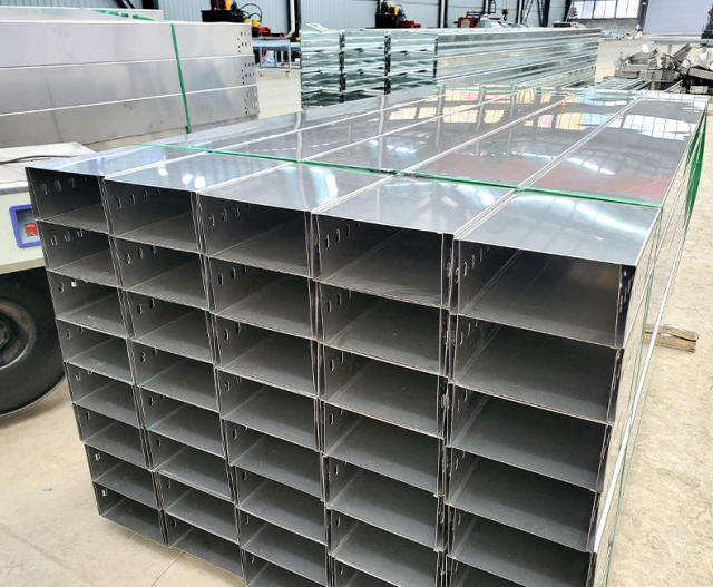 High-quality anti-corrosion galvanized cable tray, strong and durable, bottom slotted, strong adaptability