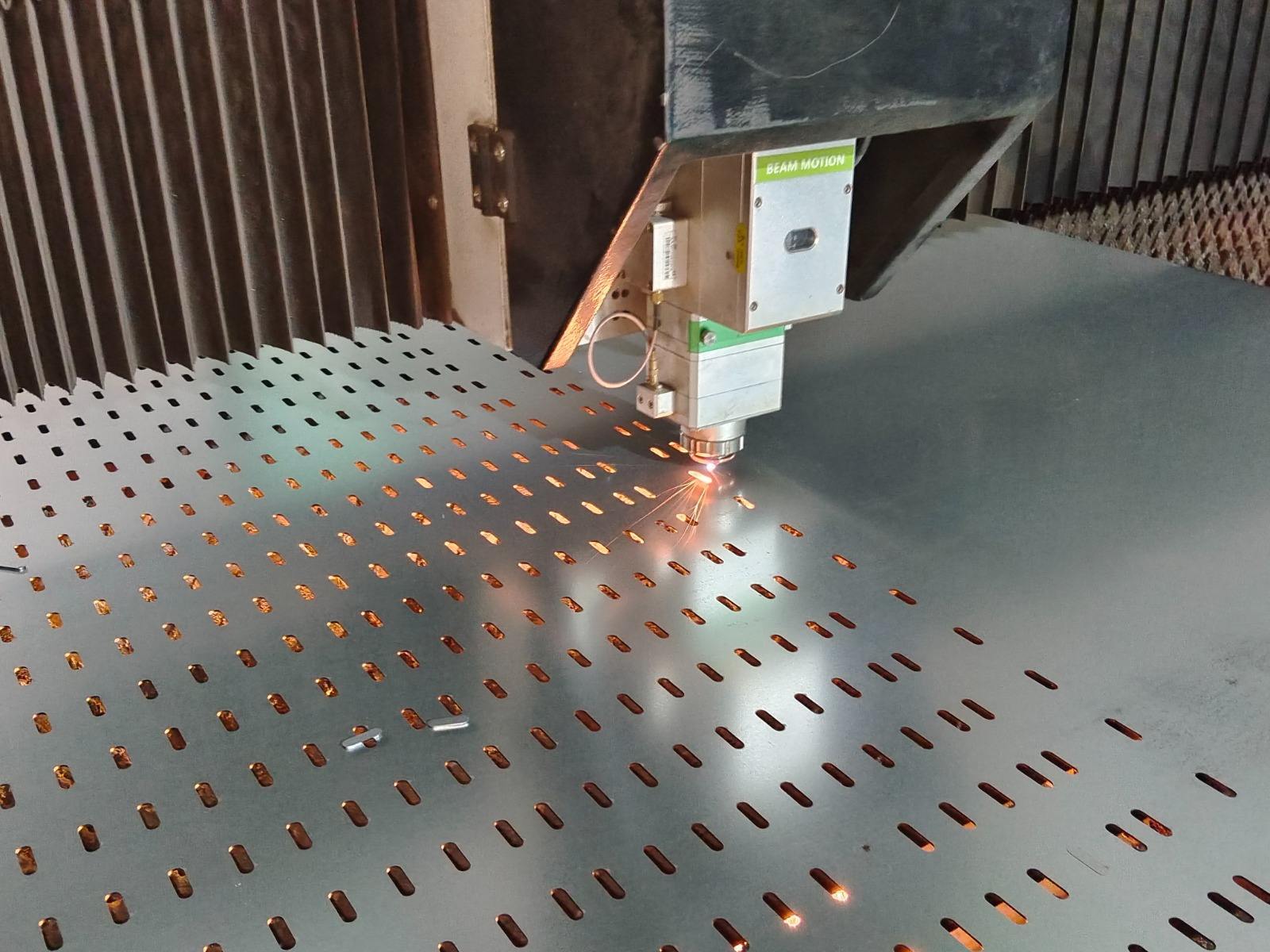 Electrostatic hot dip galvanized SS316 steel outdoor perforated tray type cable tray