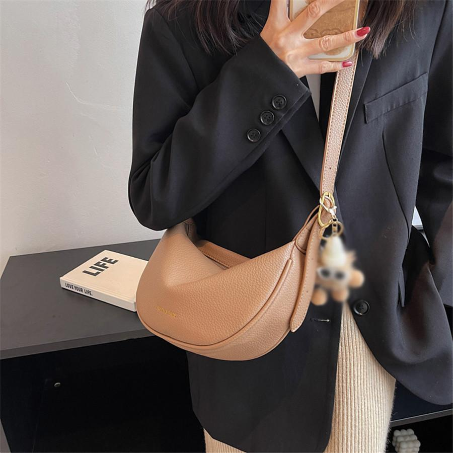 ショルダーバッグ レディース トートバッグ 軽い バッグ 大容量 フェイクレザー 肩掛け 斜め掛け 鞄 カバン かばん コンパクト カジュアル