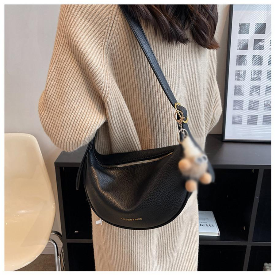 ショルダーバッグ レディース トートバッグ 軽い バッグ 大容量 フェイクレザー 肩掛け 斜め掛け 鞄 カバン かばん コンパクト カジュアル