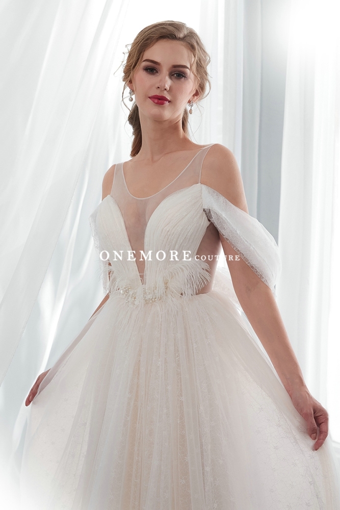 Chantilly Lace Wedding Dresses with Plunge Neckline