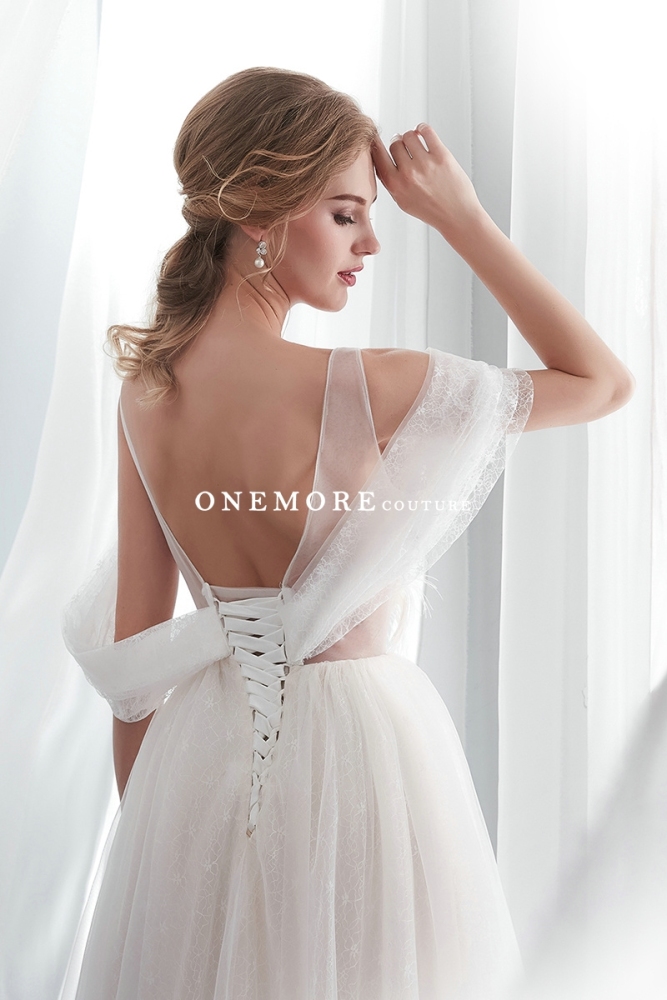 Chantilly Lace Wedding Dresses with Plunge Neckline