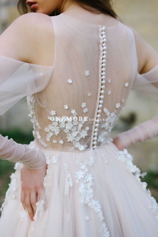 Sexy A Line Tulle Wedding Dress with Lace Appliques