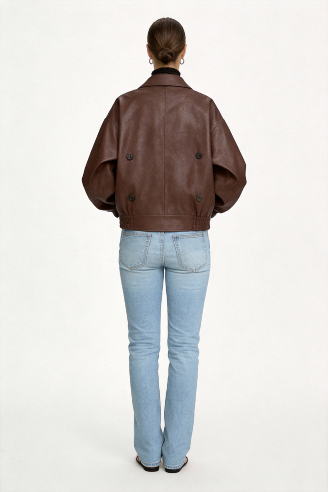 Loose-fitting leather coat with a suit collar