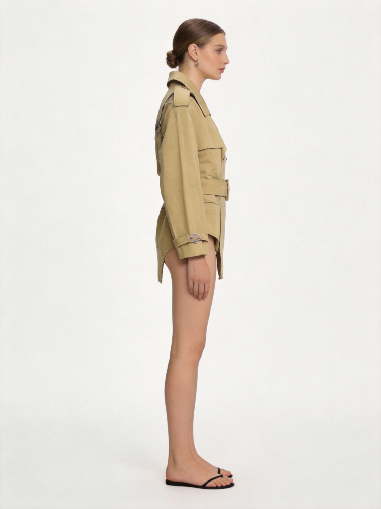 One-piece wide-shoulder short coat