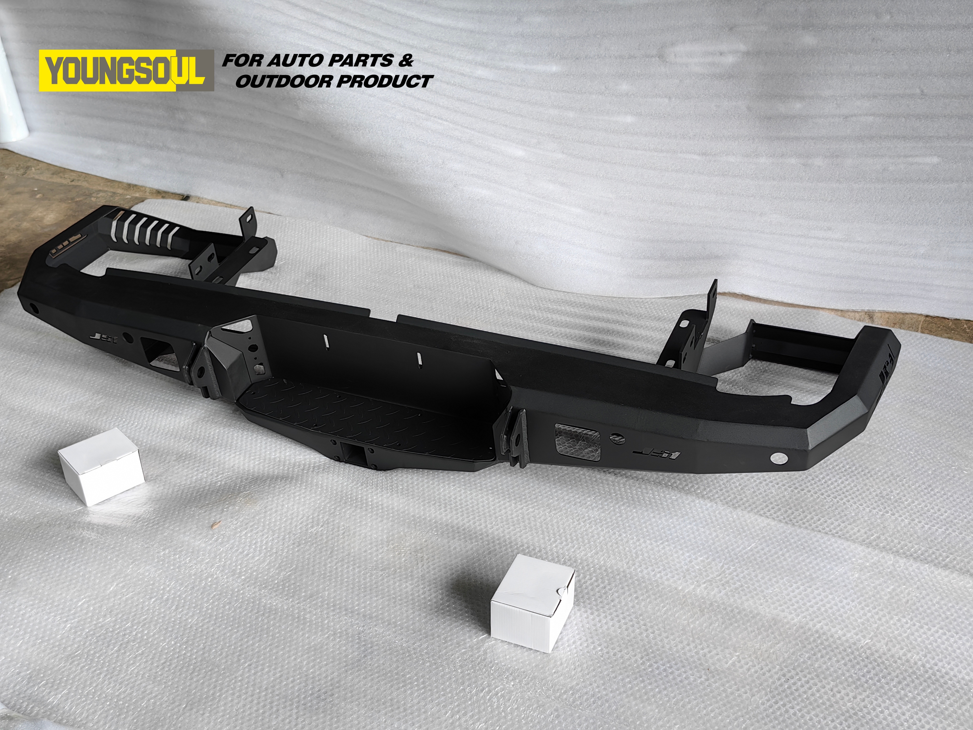 2024 New Design 4X4 Truck Rear Bumper Car Bull Bar for Triton Np300 Dmax Hilux