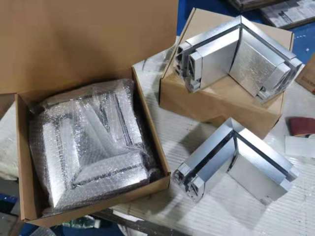 Perfil de aluminio en forma de U