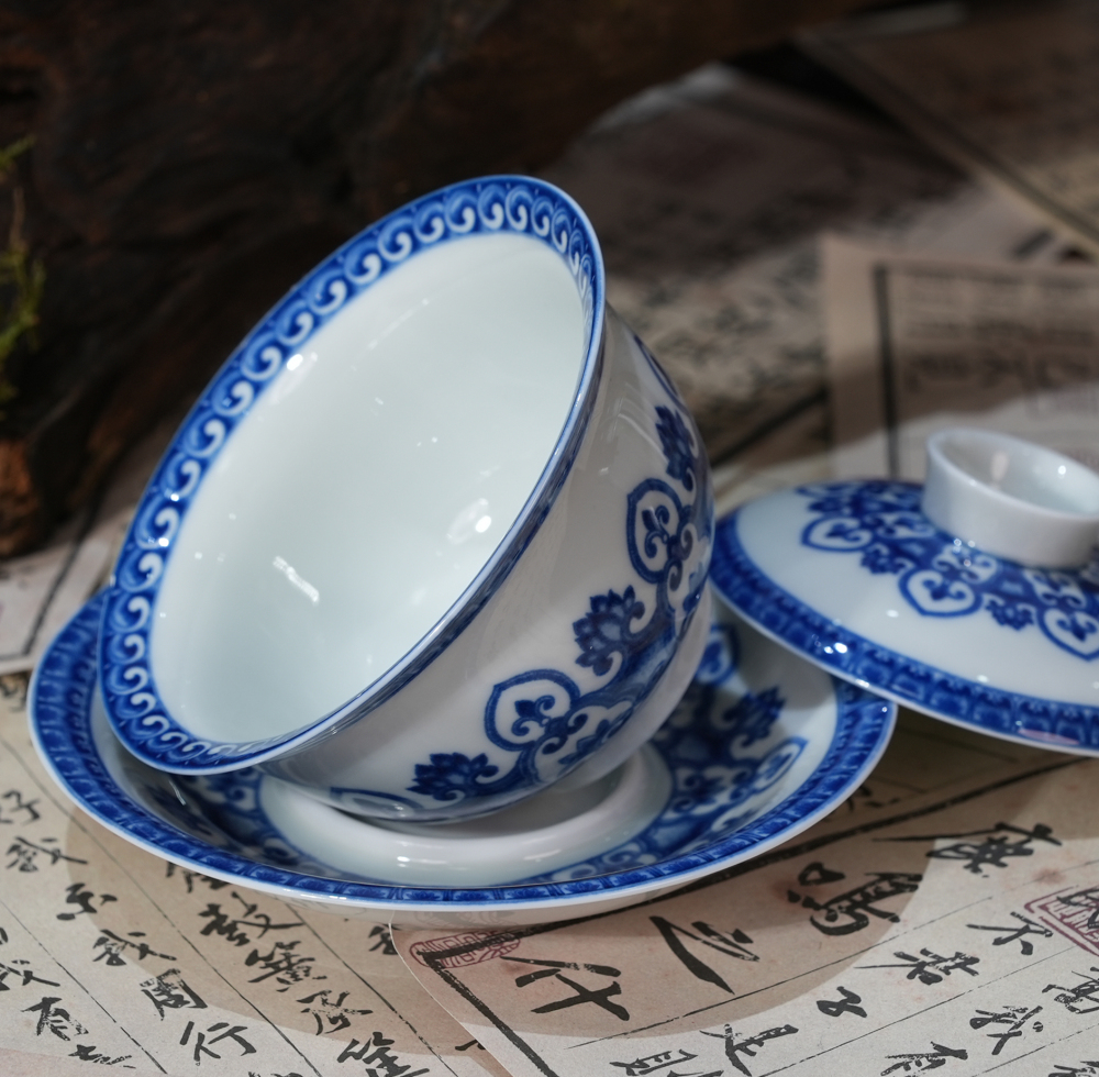 Traditional Blue and White  Floral Gaiwan | Jingdezhen Porcelain