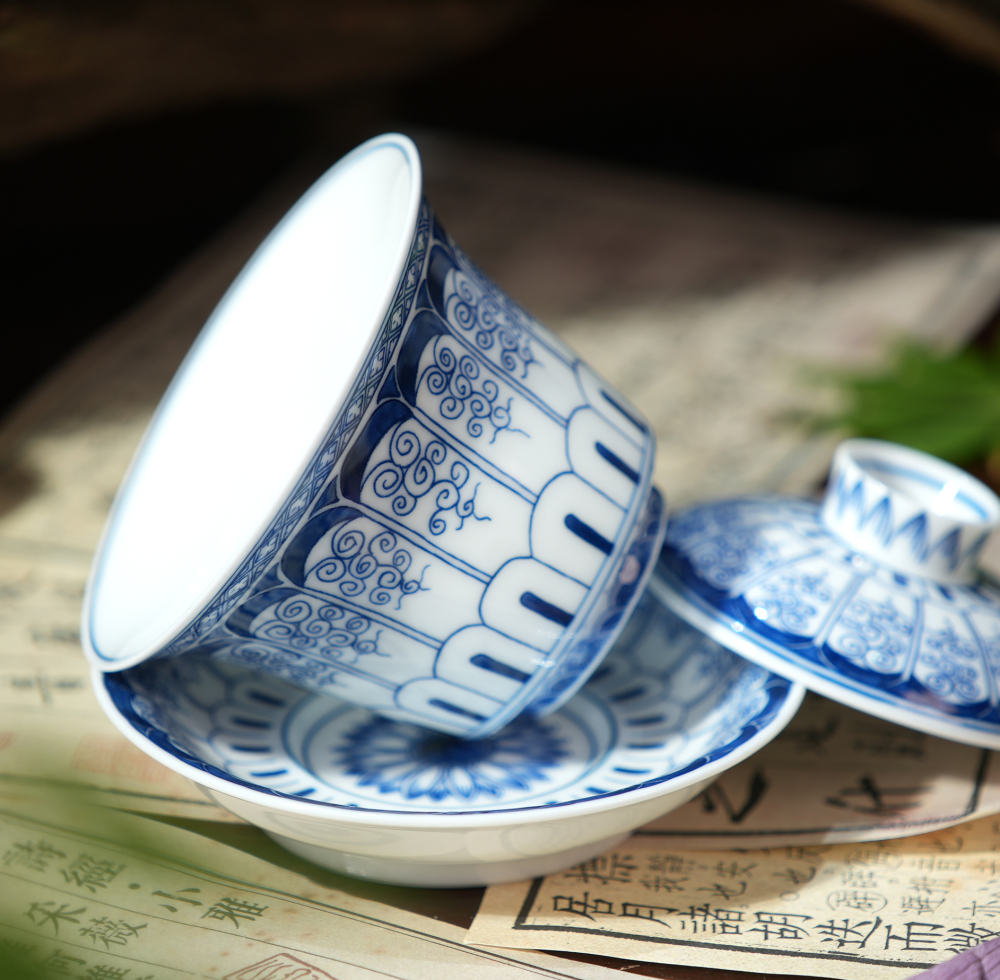Floral Castle Gaiwan | Blue and White Porcelain | Traditional Chinese pattern| Handcrafted