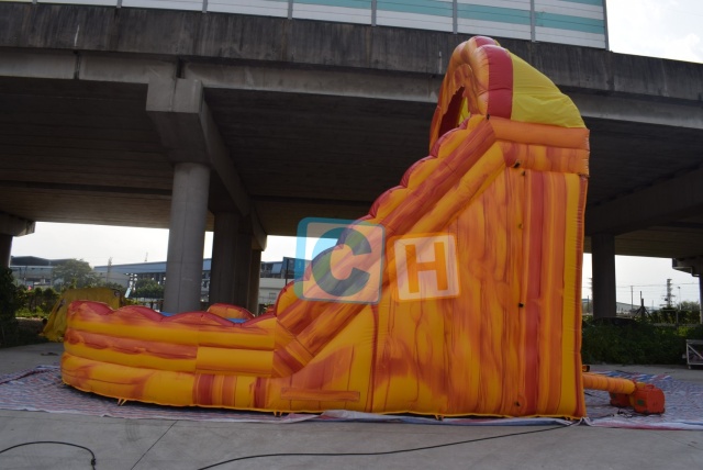 Inflatable kiddie pool with slide