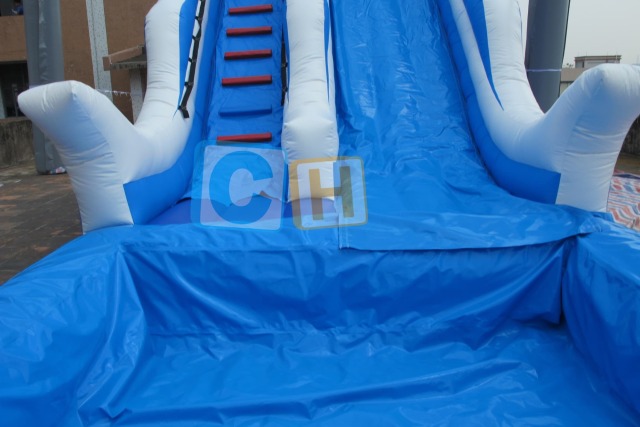 Inflatable slide for pools