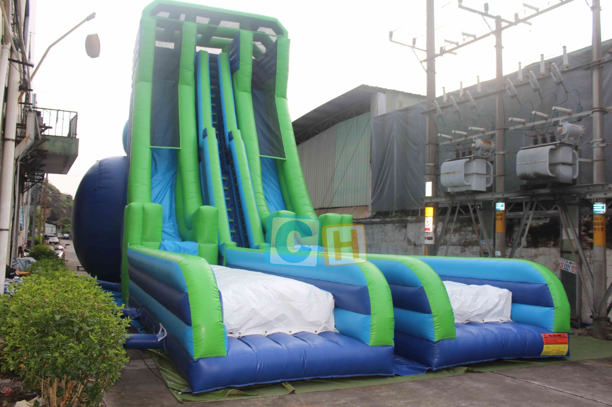 Outdoor inflatable water slide