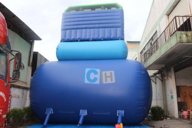 Outdoor inflatable water slide