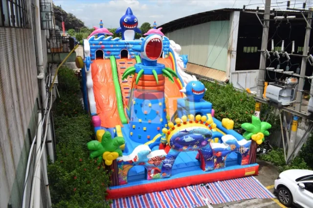 Playground inflatable fun city with dry slide