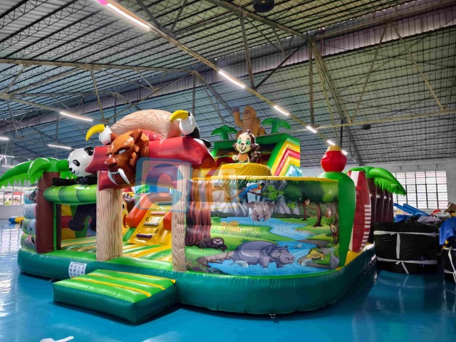 Giant Animal theme inflatable playground with slide