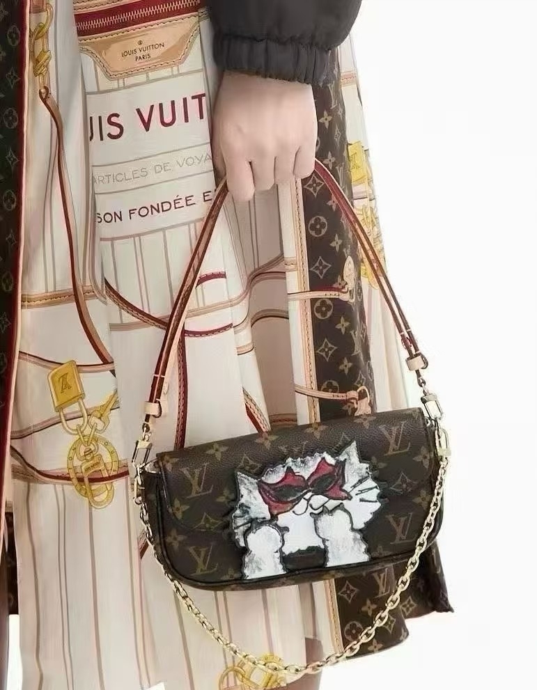 Wallet On Chain Ivy-Travel with Grace Coddington